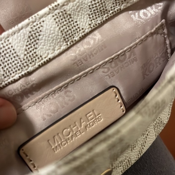 Michael Kors Monogrammed Crossbody - LIKE NEW - Picture 3 of 5